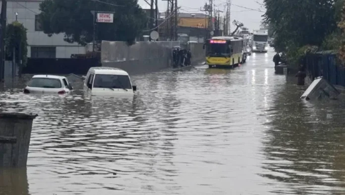 İstanbul'u sağanak ve fırtına vurdu: Yollar göle döndü, bir kişi suya kapıldıproje-2026-10-14t103721330_1791963450